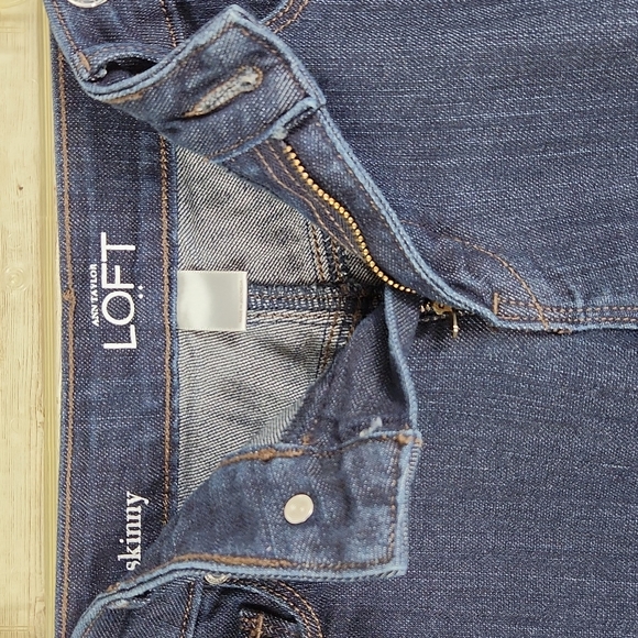 Ann Taylor Loft, Women's Jeans, wash dark blue denim, slim legs, Sz 4 - Picture 4 of 7